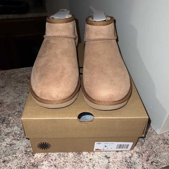 Uggs Women’s Classic Ultra Mini Ankle Boot, Chestnut 9w US- BRAND NEW - Picture 2 of 6